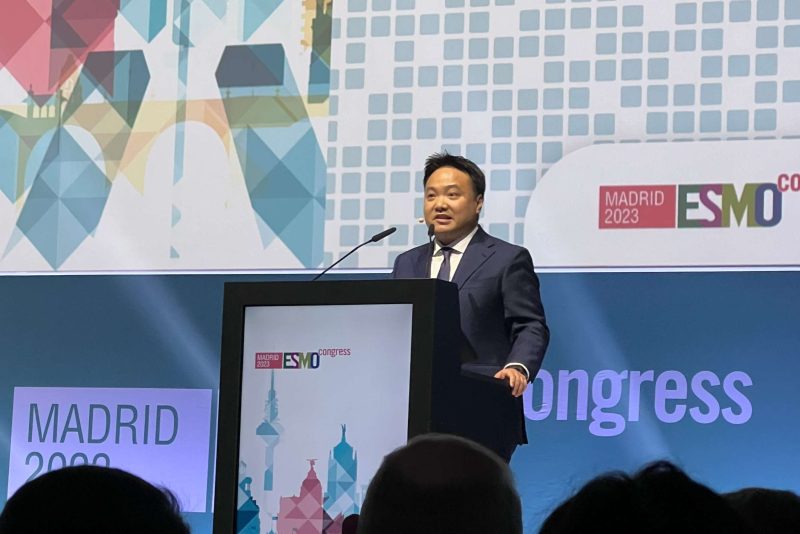 The first randomised trial of a targeted agent versus immunotherapy plus chemotherapy in a biomarker-selected patient population – CUHK Medicine