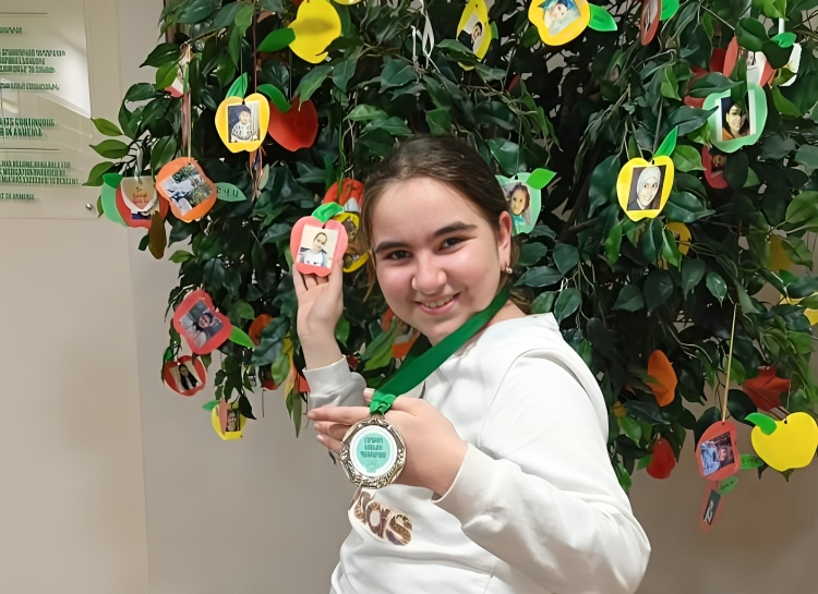 Lyusiya’s story with her medal as a symbol of her victory in these fights – City of Smile Charitable Foundation