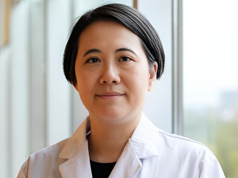 Lillian L. Siu receives the Lifetime Achievement Award from the Chinese American Hematologist and Oncologist Network