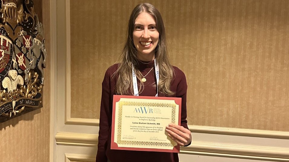 Luiza Giuliani Schmitt: Honored to receive the MIT RSNA Award by American Association for Women in Radiology