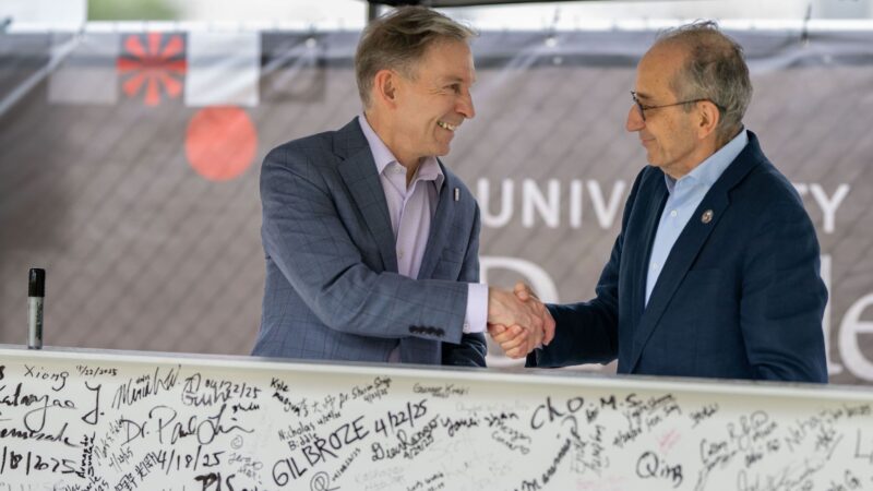 Peter Pisters Marks Final Beam Placement with Giulio Draetta at MD Anderson’s South Campus Research Expansion