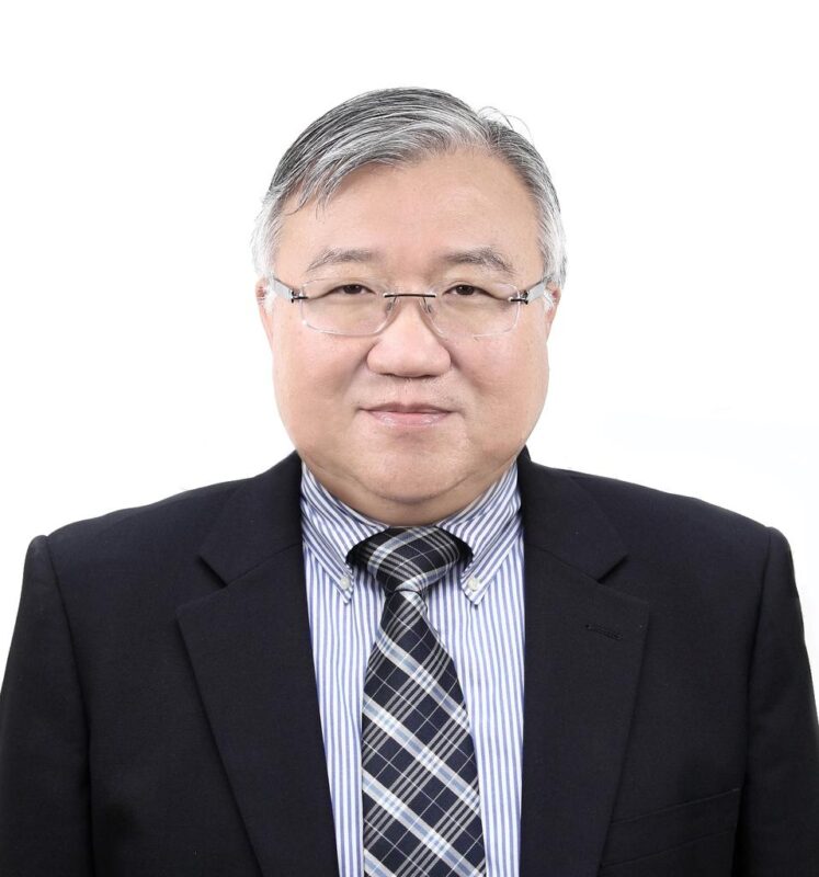 Yun Yen, MD, PhD, FACP, FASCO
Dr. Yen is an academic oncologist focusing on solid tumors and survivorship. His work integrates clinical care with translational research and leadership in multidisciplinary oncology teams.