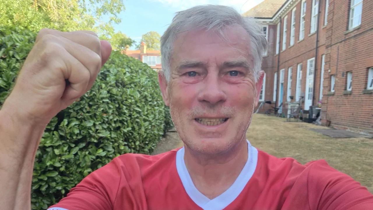 Derek Davis: Fundraising Running Marathon for Cancer Research UK