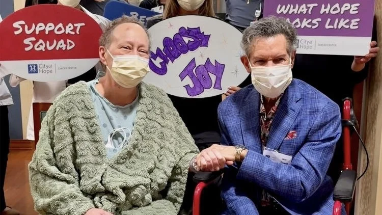 Randy Travis Makes a Surprise Visit to City of Hope Chicago Patient